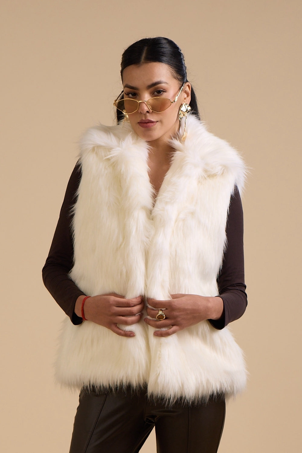 Cindy Sleeveless Faux Fur Jacket (White)